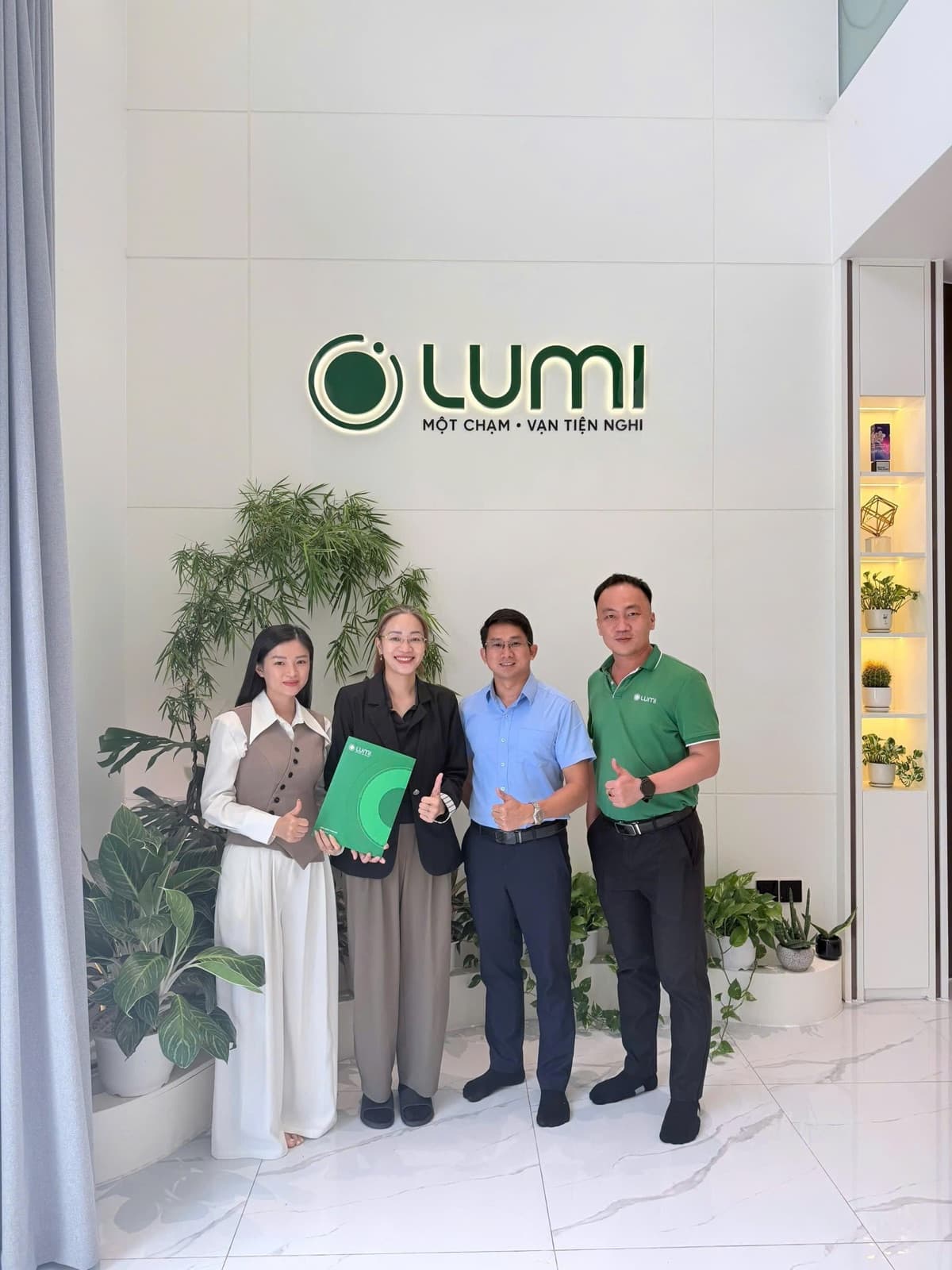 Đội ngũ AGALUX làm việc cùng Lumi